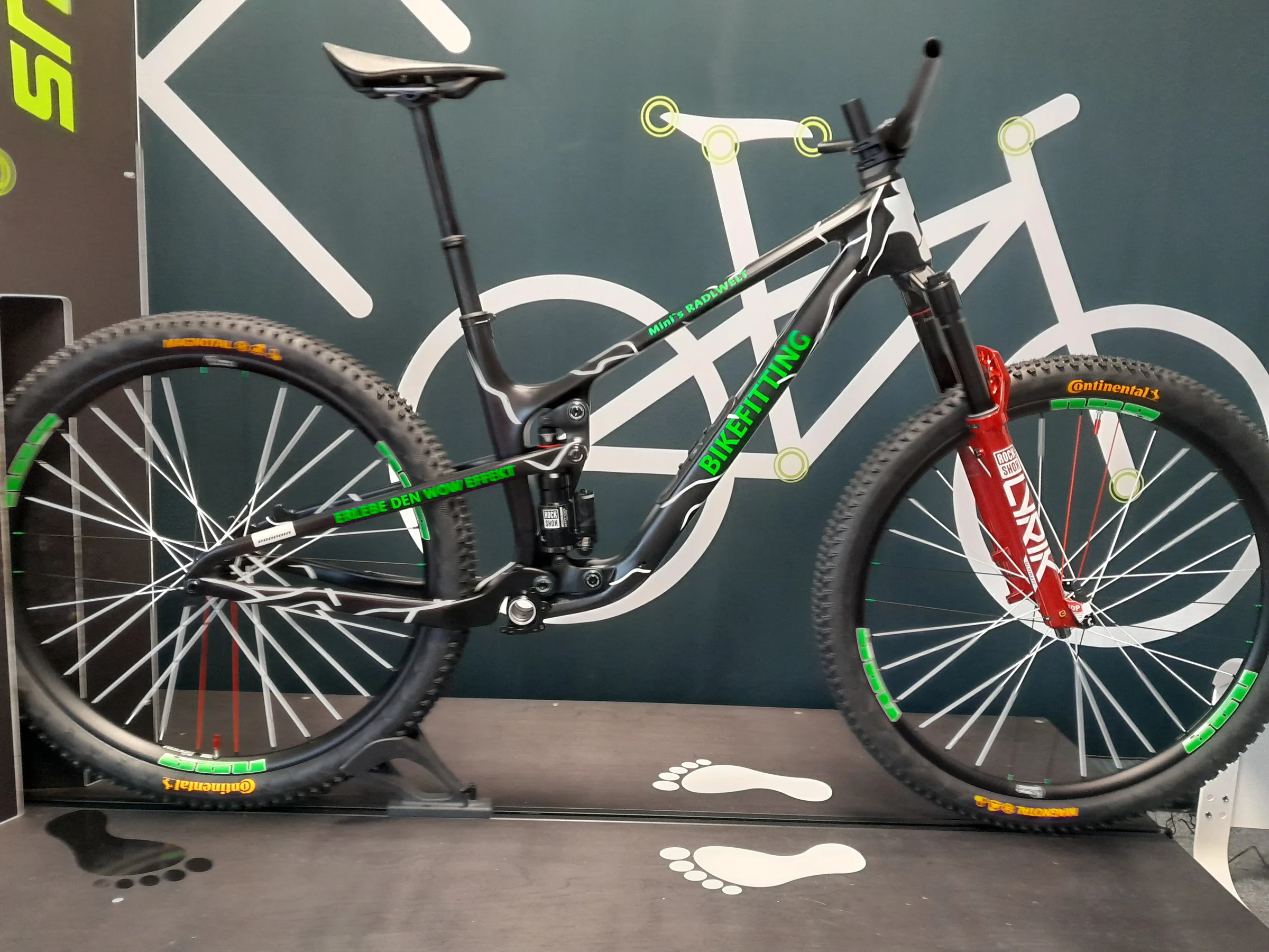 Mountainbike mit Bikefitting-Schriftzug auf der Fitting-Plattform