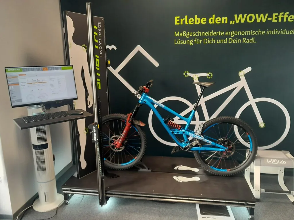 Fitting-Raum mit Monitor und Fitting-Plattform