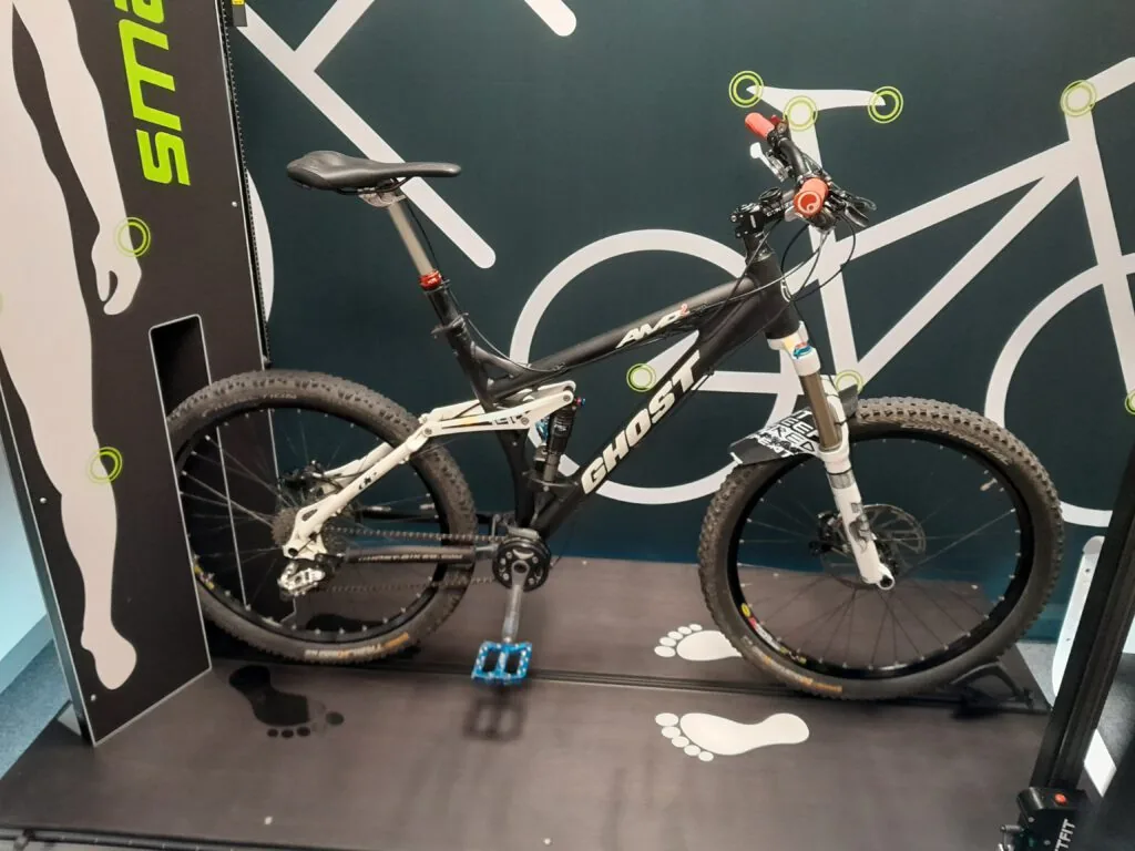 Mountainbike im Fitting-Raum auf der Plattform