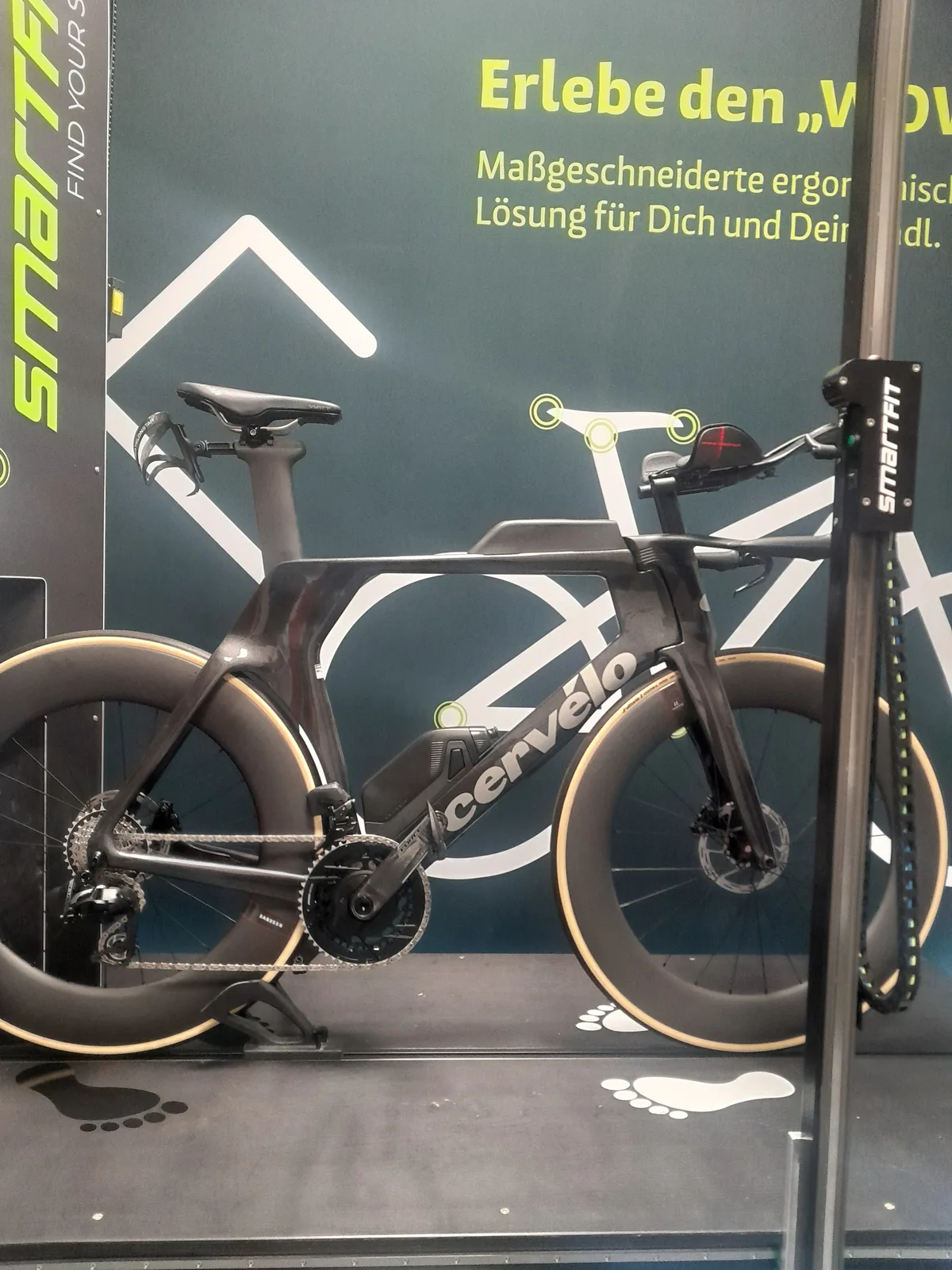 SmartFit-Messsäule mit Laser an einem Zeitfahrrad