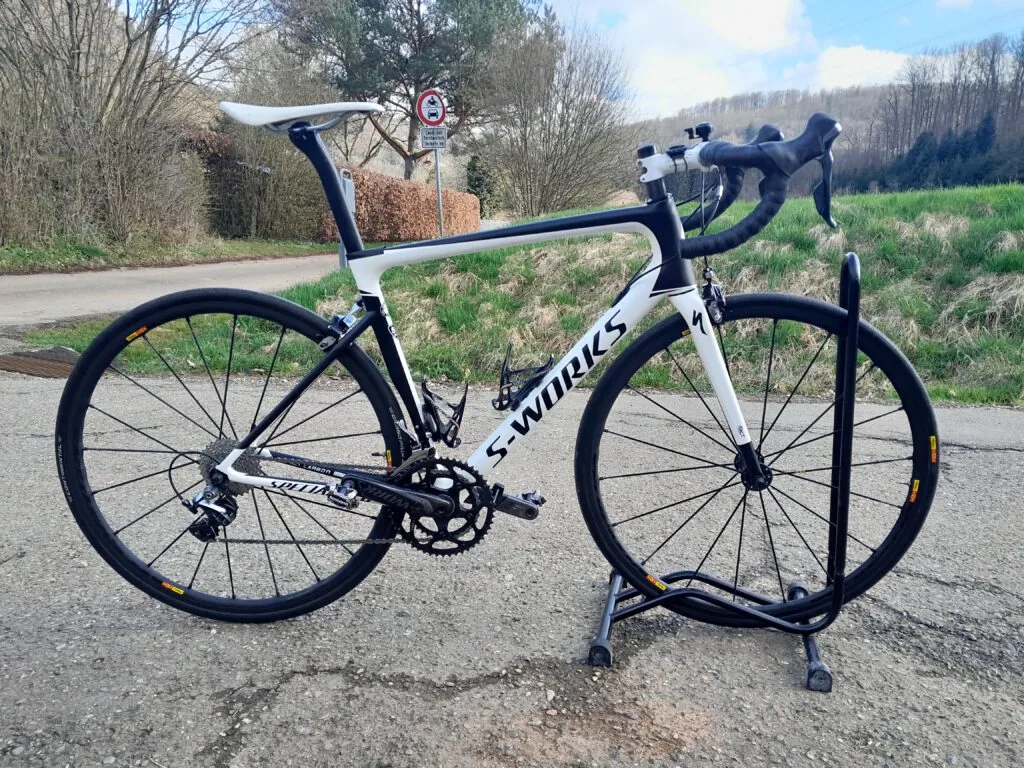 Rennrad am Montageständer im Freien