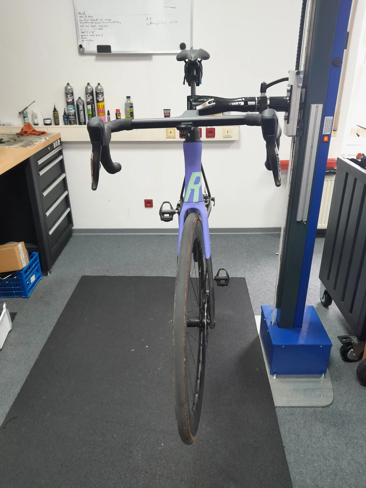 Rose-Rennrad von vorn im Montageständer